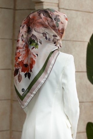 Vissona %100 Twill İpek Bahar Çiçekleri Desenli Narçiçeği - Haki Renkli 90x90 Eşarp Dikim Şekli : El Dikişi Çok Renkli