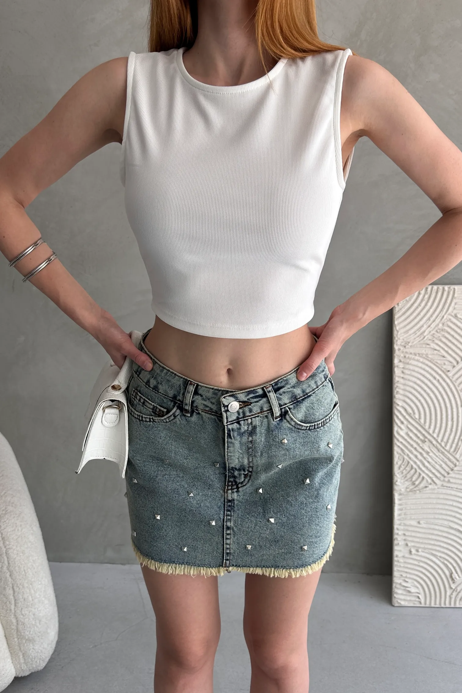 Nido Sırtı Kemer Detaylı Kaşkorse Crop Bluz Beyaz