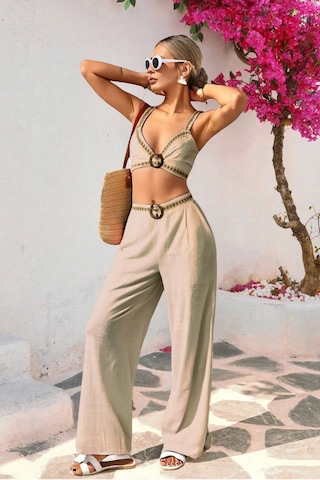 Şeritli Çift Tokalı Natürel Dokulu Keten Kumaşlı Palazzo Pantolon Sırt Lastikli Üçgen Krop Takım Bej