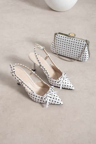 Dabab Shoes Polkıa Puantiye Desenli Beyaz Saten Fiyonk Detaylı Sivri Burun Slingback 7 Cm İnce Topuklu Ayakkabı Ve Zincir Askılı Çanta Seti Beyaz Kombin