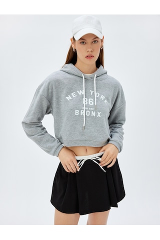 Koton Crop Kapşonlu Sweatshirt Kolej Temalı Baskılı Üç İplik Rahat Kalıp Gri 5wak10231ek Gri