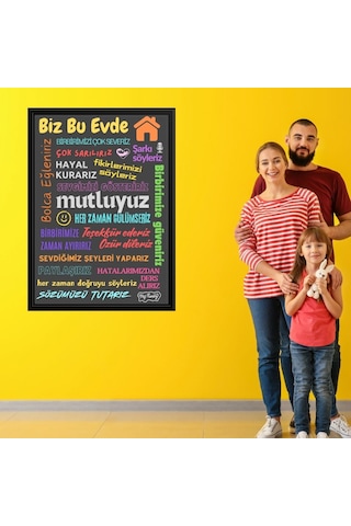 Bu Evde Her Zaman Gülümseriz Yazısı Siyah Çerçeve Görünümlü Gri Zemin Beyaz Yazılı 40x55 Pvc 1mm