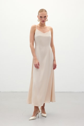 Sateen Askılı Uzun Saten Elbise - Bej-136325 Bej