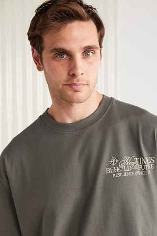 Colıbrı Erkek Ön Arka Baskı Detaylı Oversize Kısa Kollu Bisiklet Yaka Organik Pamuklu Gri T-shirt