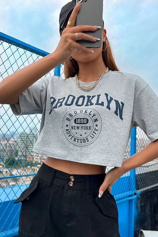 Brooklyn 1898 Adventure Baskılı Kadın Crop Grimelanj T-shirt Gri