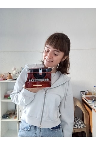 Geçmişe Müzikal Bir Yolculuk: Nostaljik Daktilo Tasarımlı Müzik Kutusu Kahverengi
