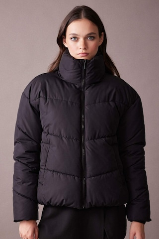 Defacto Su İtici Şişme Mont Oversize Geniş Kalıp Dik Yaka Fermuarlı Cepli Kapitoneli A3631AX23WNBK27 Siyah