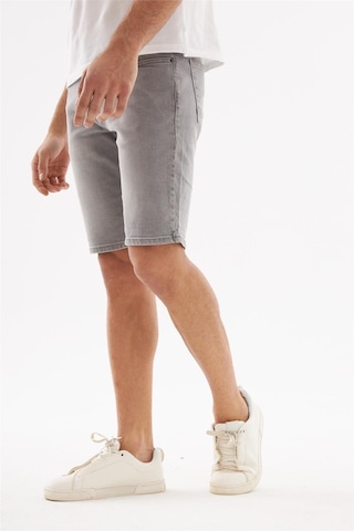 Erkek Yıpratmalı Slim Fit Likralı Kot Jean Şort Gri