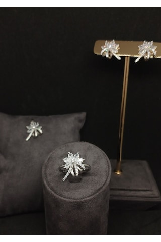 Çiçek Motifli Taşlı Gümüş Takı Seti - Kolye Ucu, Küpe Ve Yüzük - Zarif Ve Şık Tasarım Gümüş