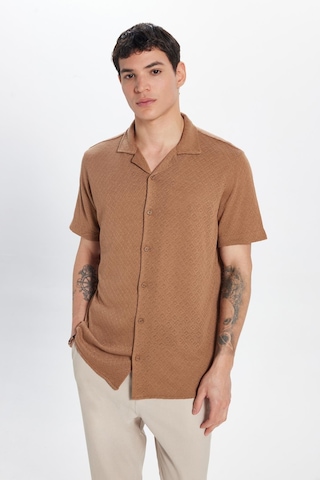 Tudors Erkek Slim Fit Dar Kesim Kısa Kollu Örme Doku Apaş Yaka Kahverengi Gömlek-33044 Kahverengi