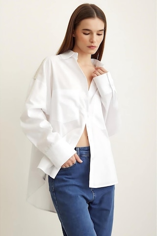 Kadın Beyaz Oversize Omuz İşlemeli Gömlek
