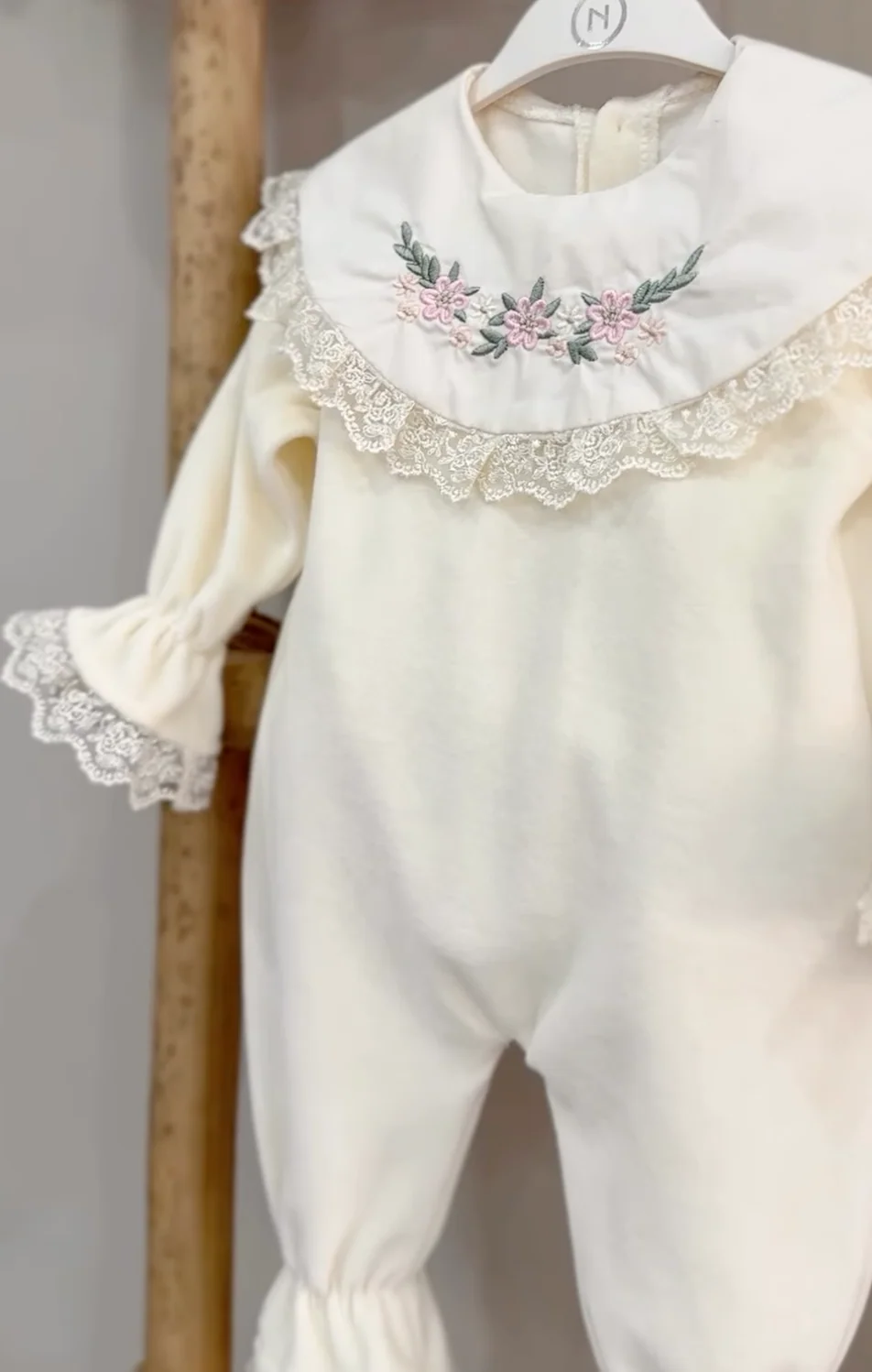 Momercy Flower Love Kadife Çiçek Nakışlı Kız Bebek Hastane Çıkışı Beşli Set - Krem Ekru