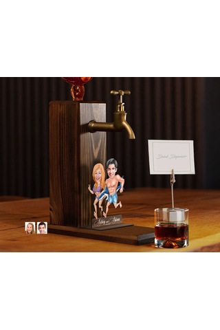 Bk Gift Kişiye Özel Sevgililer Karikatürlü Musluklu Ahşap Viski Standı-4, Viski Çeşmesi, Doğum Günü Hediyesi, İçecek Dispenseri