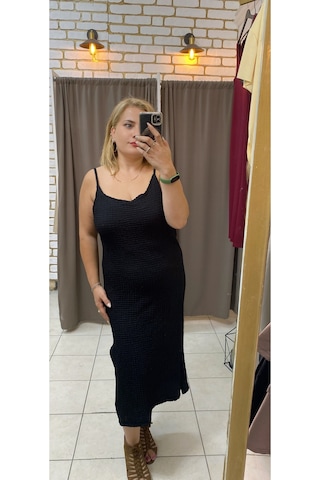 Tuba Toptaş Yırtmaçlı Gofre Elbise Siyah