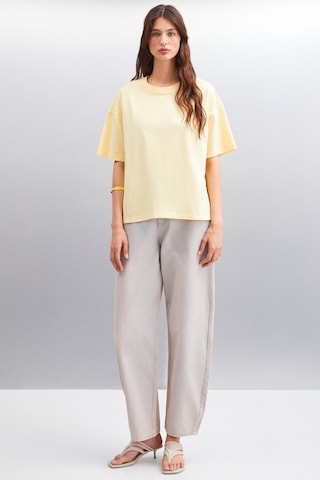 Grımelange Jemmy Kadın %100 Organik Pamuk Relaxed Fit Yırtmaçlı Yuvarlak Yakalı Sarı T-shirt Sarı