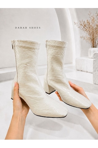 Dabab Shoes Janıce Kadın Bej Küt Kare Burun Kırışık Desenli Rugan Streç Arkadan Fermuarlı 6 Cm Kalın Topuklu Bot Bootie