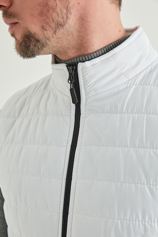 Regular Fit Beyaz Dik Yaka Elyaf Dolgulu Mevsimlik Fermuarlı Yelek Mont 7HF07ORT42611