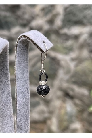 Gümüş Kazaziye Top Detaylı Siyah Beyaz Renklerde Sallantılı Küpe