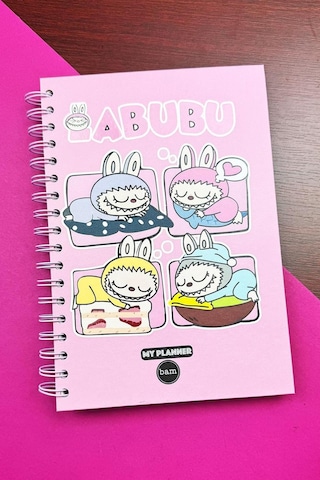Labubu Tasarımlı Spiralli Sticker'lı Tarihsiz Konuşan Ajanda Haftalık Planlayıcı renkli
