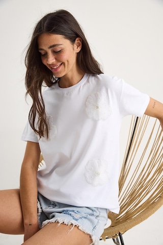 Shade Bisiklet Yaka Çiçek Aksesuarlı Kısa Kollu T-shirt 60602060 - Beyaz