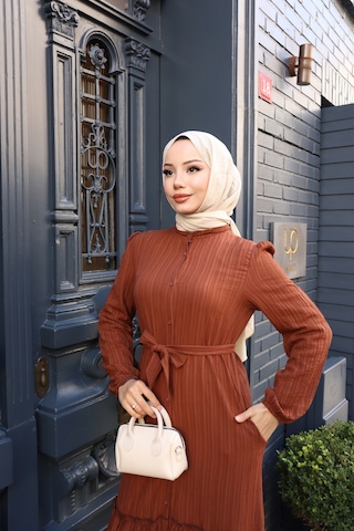 Kadın Kahve Boydan Düğmeli Eteği Piliseli Kuşaklı Lara Keten Uzun Tesettür Elbise Kahve