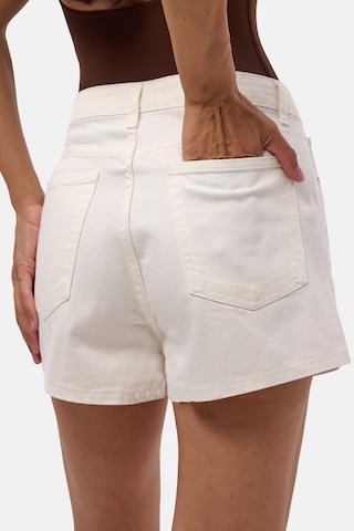 Itsbasic Kadın Kırık Beyaz 7s6-101 Mini Mom Denim Şort