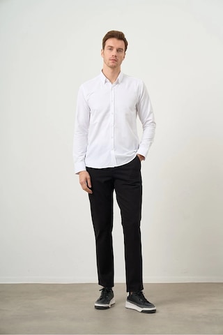 Morven Erkek Beyaz Slim Fit Düğmeli Yaka Gömlek Beyaz