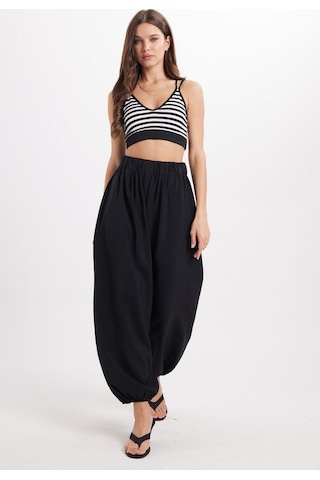 Tudors Kadın Slim Fit Dar Kesim Sırtı Çapraz Bağlamalı Askılı V Yaka Çizgili Siyah Crop -51086
