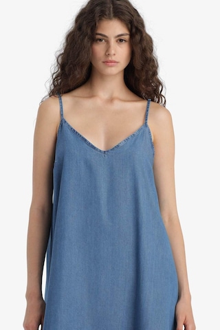 Defacto Fashion Fit Akışkan Kumaş İnce Askılı Maxi Elbise D8258AX25SM Mavi