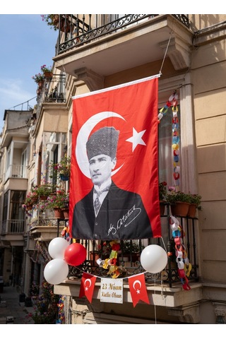 Atatürk Portreli Kalpaklı Türk Bayrağı - 50x75 Cm - 23 Nisan Özel Seri Tek Ebat