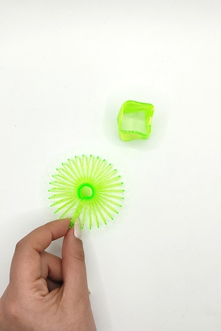 Kare Şekilli Neon Yeşil Stres Yayı Oyuncak Stres Yayı - 3 Cm Çapında - 1 Adet