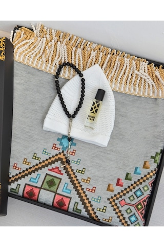 Erkekler İçin Seccade Takke Tesbih Esans Hediyelik Seti Kilim Desenli Kadife Astarlı Seccade Ve Özel Kutulu Lüks Hac Umre Hediyesi Gri