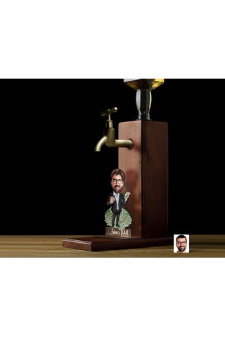 Bk Gift Kişiye Özel Patron Baba Karikatürlü Musluklu Ahşap Viski Standı-5, Viski Çeşmesi, Doğum Günü Hediyesi, İçecek Dispenseri