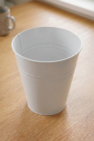 Konik Metal Saksı & Vazo - 25 Cm Dekoratif Çok Amaçlı Renkli Çiçeklik 25x23/15 Cm Beyaz