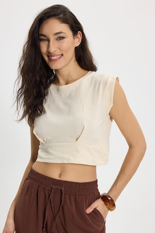 Tudors Kadın Slim Fit %100 Pamuk Pileli Yumuşak Doku Bisiklet Yaka Bej Crop Bluz-50396