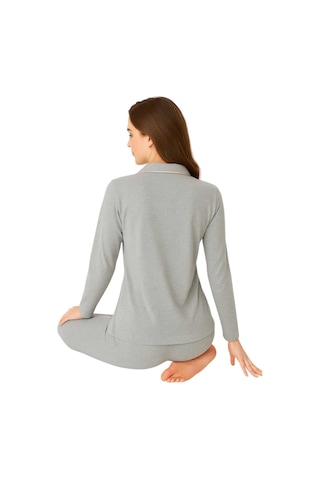 Gri Renk Uzun Kol Önden Düğmeli Pijama Takımı Gri