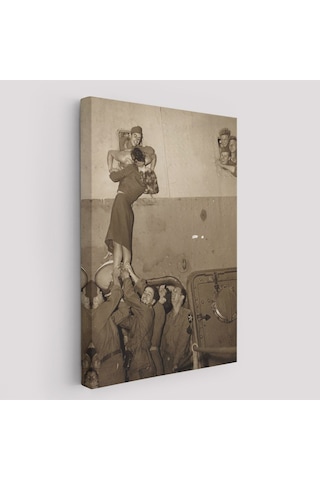Es10 Marlene Dietrich Tutkuyla Öpüşerek İkinci Dünya Savaşından Eve Döndü Kanvas Tablo-5269 (50 x 70)