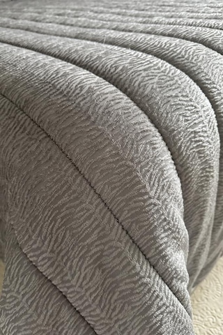 Velmira Jakarlı Kadife Elyaf Dolgulu Yatak Örtüsü 240x240 Cm Gri Gri