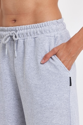 Kadın Rahat Kesim Beli Lastikli Mevsimlik Yumuşak Kumaş Cepli Gri Uzun Bermuda Şort Mtlcb91 Gri