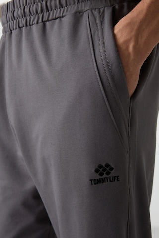 Tommylife Koyu Gri Pamuklu Yumuşak Dokulu Standart Fit Nakışlı Erkek Kapri - 83102 Koyu Gri