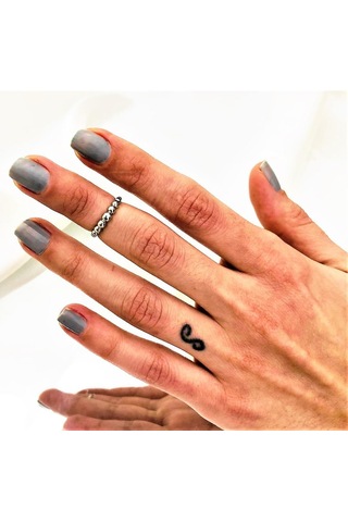 GÜMÜŞ KAPLAMA KARARMAZ KRALİÇE TACI FİGÜR ALTTAN AYARLI EKLEM YÜZÜK-YÜZÜK33 Gümüş