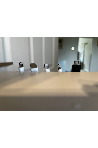 Kablo Düzenleyici Masanızı Minimalist Şekilde Düzenleyin