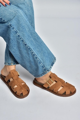 Fox Shoes Y596549502 Taba Süet Tokalı Önü Kapalı Kadın Terlik
