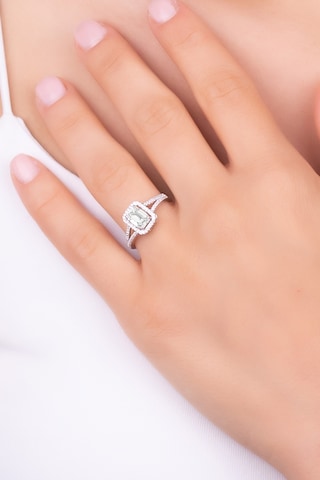 Mozanit Işığı 18 Ayar Beyaz Altın Kaplama Emerald Kesim Yüzük
