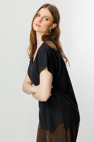 On Kadın Büyük Beden V Yaka Parçalı T-shirt 71476 Siyah