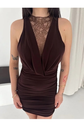 Butik İstanbul Dantel Detaylı Derin Dekolte Drapeli Mini Elbise Şık Kolsuz - Kahvrenegi Kahverengi