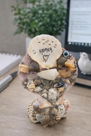 Kemer Temalı Deniz Kabuklu Dekoratif Biblo El Yapımı Masa Üstü Ev & Ofis Dekoru 11x8 Cm çok renkli