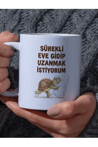 "sürekli Eve Gidip Uzanmak İstiyorum" Yazılı Yastıklı Uykucu Kaplumbağa Tasarımlı Kupa