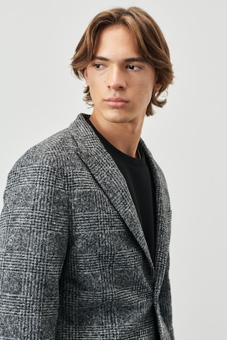 AC&Co / Altınyıldız Classics Erkek Siyah Gri Slim Fit Dar Kesim Kırlanıgıç Yaka Ekose Desenli Yünlü Ceket Siyah Gri Siyah - Gri