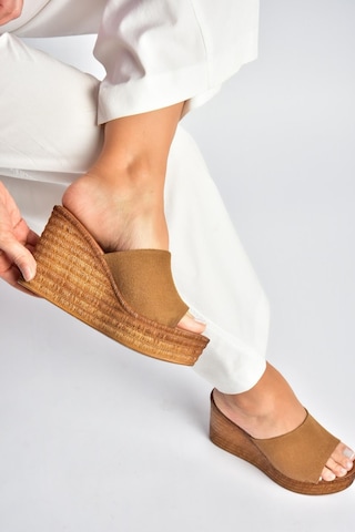 Fox Shoes Y996559902 Taba Süet Dolgu Tabanlı Kadın Terlik